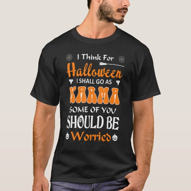 Camiseta Halloween sale como Karma, a algunos les debería p (Anverso)