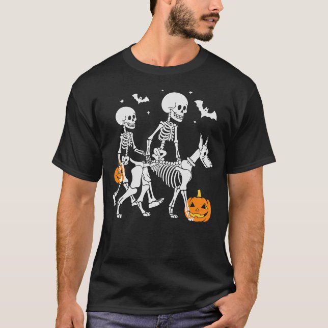 Camiseta Halloween Skeleton Walking Doberman Dog (Anverso)