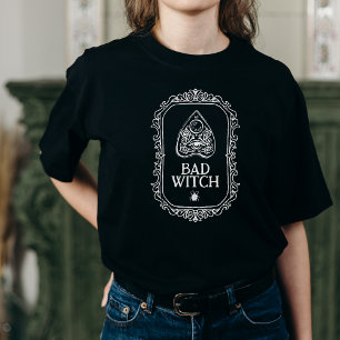 Camiseta Halloween sobre la tipografía de bruja mala