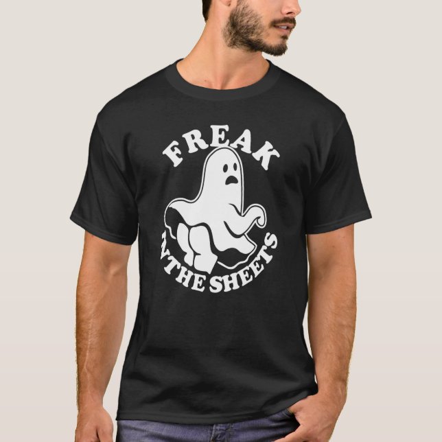 Camiseta Halloween Solo Un Freak En Las Sábanas (Anverso)