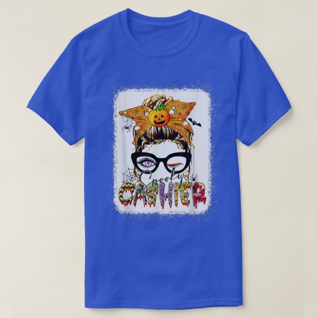 Camiseta Halloween Spooky Cashier Messy Bun Glasses Spooky  (Diseño del anverso)