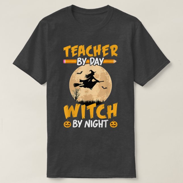 Camiseta Halloween Teacher By Day Witch By Night Teach Pump (Diseño del anverso)