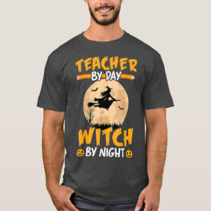 Camiseta Halloween Teacher By Day Witch By Night Teach Pump