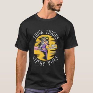 Camiseta Halloween Thick Thighy Witchy Vibes