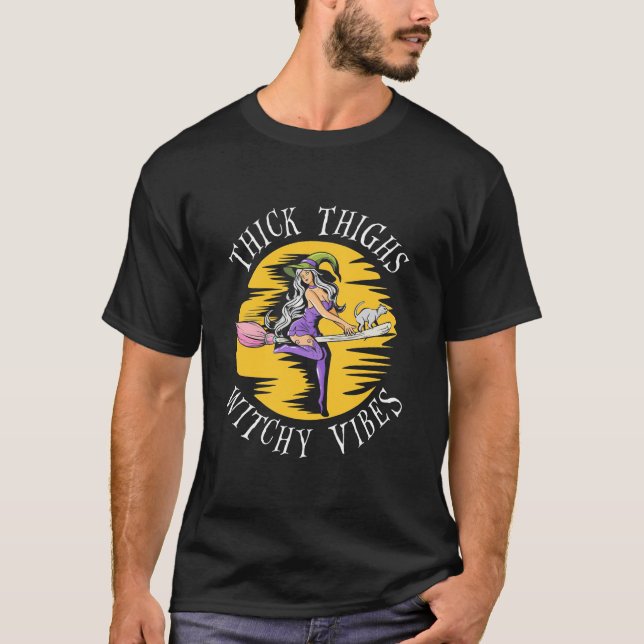Camiseta Halloween Thick Thighy Witchy Vibes (Anverso)