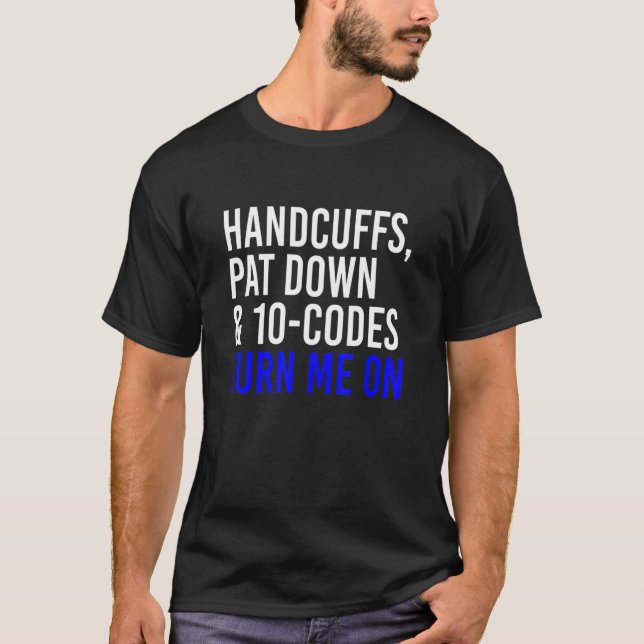 Camiseta Handcuffs Pat Down & 10 Codes Turn Me On  Apprel (Anverso)