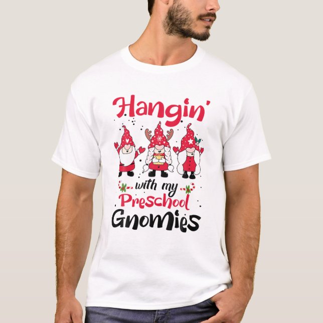 Camiseta Hangin Con Mi Profesor De Navidades De Gnomías Pre (Anverso)