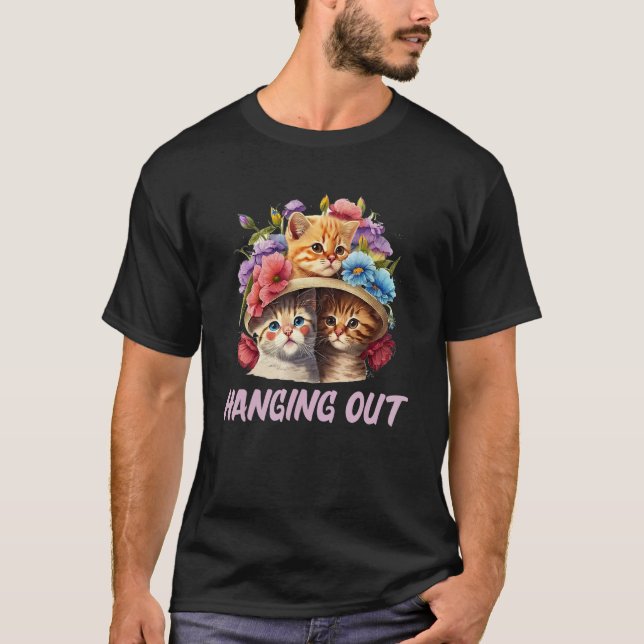 Camiseta Hanging Out Cat  Hobby Kitten Pastime Cat Mom (Anverso)
