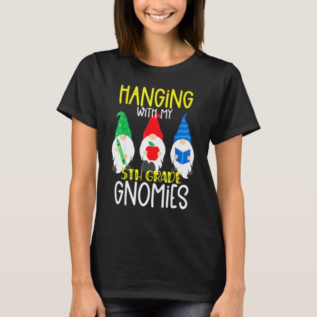 Camiseta Hanging With My Fifth Grade Gnomies 5th Grade Teac (Anverso)