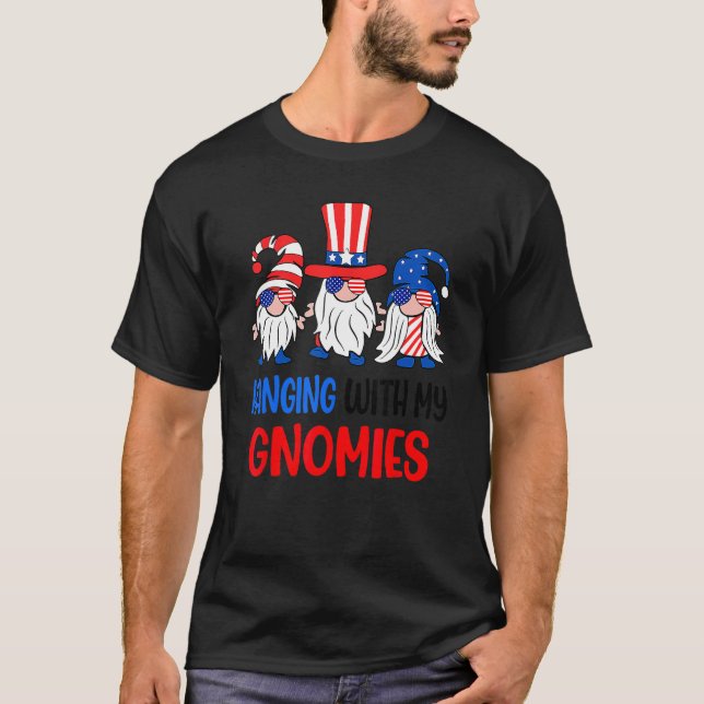 Camiseta Hanging With My Gnomies 4th Of July Cool Gnomes US (Anverso)