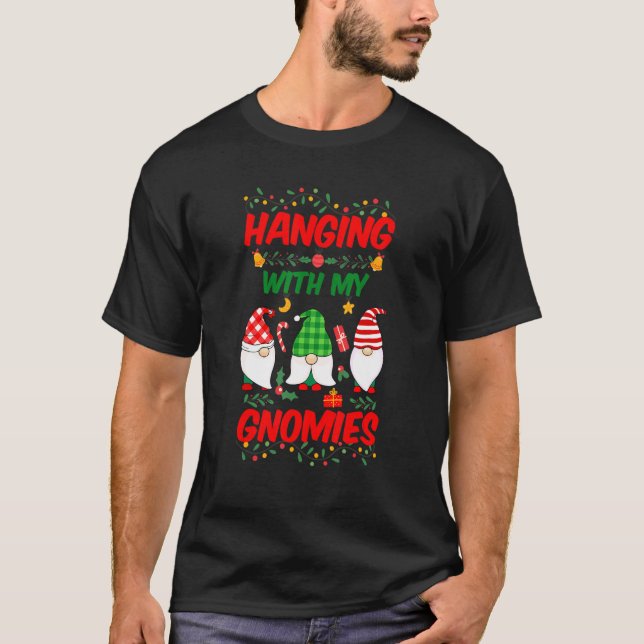 Camiseta Hanging With My Gnomies Garden Gnome  Christmas Pa (Anverso)