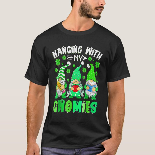 Camiseta Hanging With My Gnomies Teacher Gnomes St Patricks (Anverso)