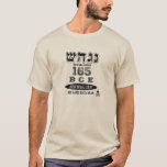 Camiseta Hannukah BCE 165<br><div class="desc">Antes de que las tiendas de cadena grandes lo hicieran de moda para llevar su año de establecimiento,  había Jerusalén.  Impostor de 165 BCE Nes Gadol Haya (un gran milagro sucedió allí).  ¡Marque el día de fiesta de Hannukah con el año que estableció nuestras vacaciones de invierno preferidas!</div>