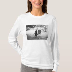 Camiseta Hanoi Vietnam, mujer de reparto en bicicleta (NR)