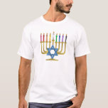 Camiseta Hanukkah Candles Rainbow Gold Menorah<br><div class="desc">Está viendo la colección Lee Hiller Designs of Home and Office Decor, Apparel, Gifts and Collectibles. Los diseños incluyen la fotografía Lee Hiller y la colección de arte digital de medios mixtos. Puedes ver su fotografía de la naturaleza en http://HikeOurPlanet.com/ y seguir su blog de senderismo dentro del Parque Nacional...</div>