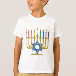 Camiseta Hanukkah Candles Rainbow Gold Menorah<br><div class="desc">Está viendo la colección Lee Hiller Designs of Home and Office Decor, Apparel, Gifts and Collectibles. Los diseños incluyen la fotografía Lee Hiller y la colección de arte digital de medios mixtos. Puedes ver su fotografía de la naturaleza en http://HikeOurPlanet.com/ y seguir su blog de senderismo dentro del Parque Nacional...</div>
