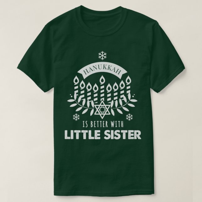 Camiseta Hanukkah es mejor con la pequeña hermana haciendo  (Diseño del anverso)