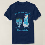 Camiseta Hanukkah Jewish Snowman Se Arroja En Tu Diversión<br><div class="desc">¡Pónganse en su Yamuka, ya casi es hora de Hanukkah! Esta divertida camiseta de Hanukkah con texto que puedes personalizar muestra a mi muñeco de nieve ondeando, vestido con su brillante Yamuka azul y que combina la bufanda con un patrón de la estrella de David, parado al lado de su...</div>