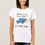 Camiseta Hanukkah Latke Time/Camiseta básica de las mujeres<br><div class="desc">Camisa "Es Hora de Latke". Personalice borrando texto y agregando el suyo propio. Usa el color, estilo y tamaño de tu fuente favorita. ¡Gracias por detenerse y por ir de compras! Muy apreciado. ¡Feliz Chanukah/Hanukkah! Estilo: Camiseta básica para mujeres Esta camiseta básica presenta un estilo relajado para la forma femenina....</div>