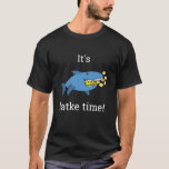 Camiseta Hanukkah Latke Time/Dark Color Shirt<br><div class="desc">Camisa "Es Hora de Latke". Personalice borrando texto y agregando el suyo propio. Usa el color, estilo y tamaño de tu fuente favorita. ¡Gracias por detenerse y por ir de compras! Muy apreciado. ¡Feliz Chanukah/Hanukkah! Estilo: Camiseta Oscura básica Cómoda, casual y suelta, nuestra camiseta de color oscuro y pesado se...</div>