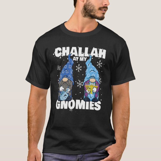 Camiseta Hanukkah Menorah Dreidel Gnome Challah (Anverso)