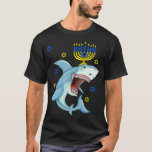 Camiseta Hanukkah Menorah Shark Gracioso regalo judío Chanu<br><div class="desc">Hanukkah Menorah Shark Gracioso Chanukah regalo judío T-Shirt</div>