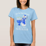 Camiseta Hanukkah Snowman Cute Se Pone Tu Funny Yamuka<br><div class="desc">Ponte tu Yamuka, ¡ya casi es hora de HANUKKAH! Esta divertida camiseta de la fiesta muestra a mi lindo muñeco de nieve vestido con una bufanda de la estrella de David y coordinando Yamuka en azul real con una menorah a juego con velas blancas. Mi obra de arte original y...</div>