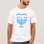 Camiseta Hanukkiah Feliz feriado judío en Hanukkah Menorah<br><div class="desc">Símbolo de Hanukkiah. Feliz Fiesta de Hanukkah Día de fiesta judía Menorah Azul. Decoración de Chanukkah del día festivo judío con el símbolo decorativo tradicional de Chanuka - Color azul hanukkiah menorah, candelabro con velas, estrella de David y ilustracion de luces brillantes azul neón. Decoración del evento del Festival de...</div>