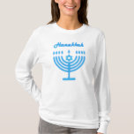 Camiseta Hanukkiah Feliz feriado judío en Hanukkah Menorah<br><div class="desc">Símbolo de Hanukkiah. Feliz Fiesta de Hanukkah Día de fiesta judía Menorah Azul. Decoración de Chanukkah de la festividad judía con el símbolo decorativo tradicional de Chanuka - color azul marino hanukkiah menorah, candelabro con velas, estrella de David y ilustracion de luces brillantes de neón azul. Decoración del evento del...</div>