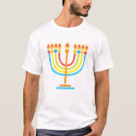 Camiseta Hanukkiah Feliz feriado judío en Hanukkah Menorah<br><div class="desc">Símbolo de Hanukkiah. Feliz feriado judío Fiesta Hanukkah Menorah. Decoración de Chanukkah del día festivo judío con el símbolo decorativo tradicional de Chanuka - colorido hikkiah menorah, candelabro con velas, estrella de David y ilustracion de luces brillantes. Decoración del evento del Festival de las Luces de Hanukkah. Jerusalén, Israel. Ropa...</div>