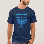 Camiseta Hanukkiah Feliz feriado judío en Hanukkah Menorah<br><div class="desc">Símbolo de Hanukkiah. Feliz Fiesta de Hanukkah Día de fiesta judía Menorah Azul. Decoración de Chanukkah de la festividad judía con el símbolo decorativo tradicional de Chanuka - color azul marino hanukkiah menorah, candelabro con velas, estrella de David y ilustracion de luces brillantes de neón azul. Decoración del evento del...</div>