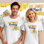 Camiseta Happ-Bee Birthday Bee Pun Bumblebee y Beehive<br><div class="desc">Camisetas de cumpleaños con juego de abejas personalizado. La redacción dice "cumpleaños de las abejas" y está decorada con abejorros, colmenas y flores silvestres. ¡Ideal para que los padres se lleven en la fiesta de cumpleaños con la temática de la abeja! Para coordinar invitaciones y decoración fiesta, por favor visite...</div>