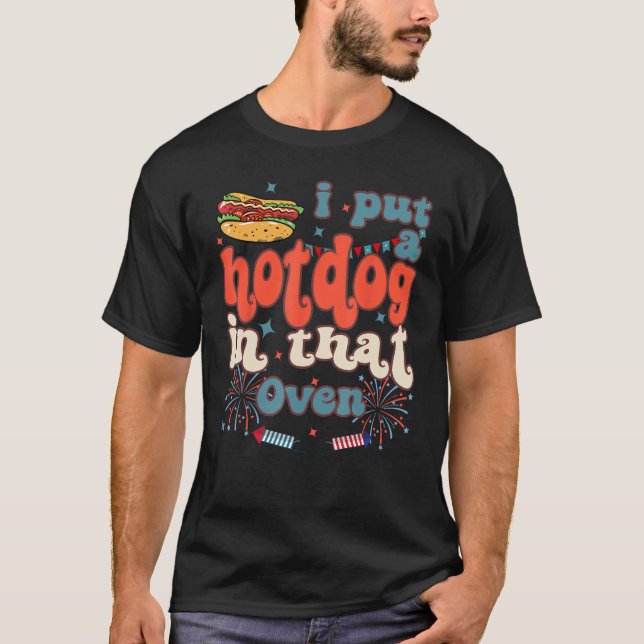 Camiseta Happy 4th Of July Firework Groovy Put Hotdog In Th (Anverso)