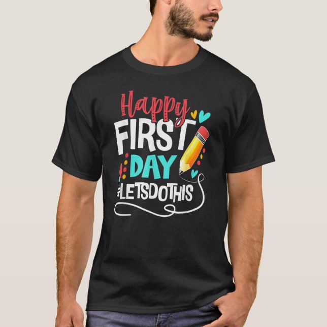 Camiseta Happy First Day Let s Do This Welcome Back To Scho (Anverso)