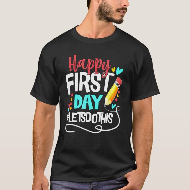 Camiseta Happy First Day Let s Do This Welcome Back To Scho (Anverso)