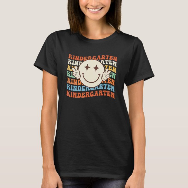 Camiseta Happy First Day of Kindergarten Retro Groovy Kinde (Anverso)