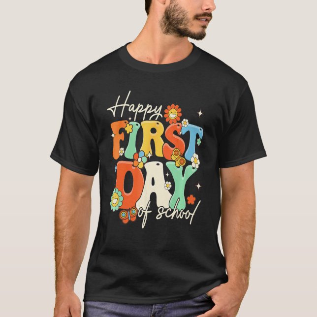 Camiseta Happy First Day Of School Retro Groovy  Teacher St (Anverso)
