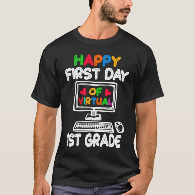 Camiseta Happy First Day of Virtual 1st Grade Teacher Stude (Anverso)