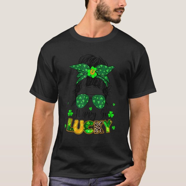 Camiseta Happy Go Lucky Messy Bun Shamrock St Patrick's Day (Anverso)
