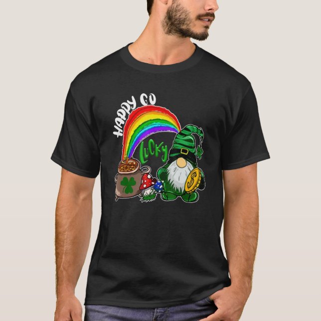 Camiseta Happy Go Lucky Rainbow Gnome Shamrock Funny St Pat (Anverso)