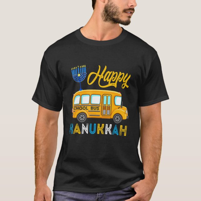 Camiseta Happy Hanukkah School Bus Carrying Jewish Menorah  (Anverso)