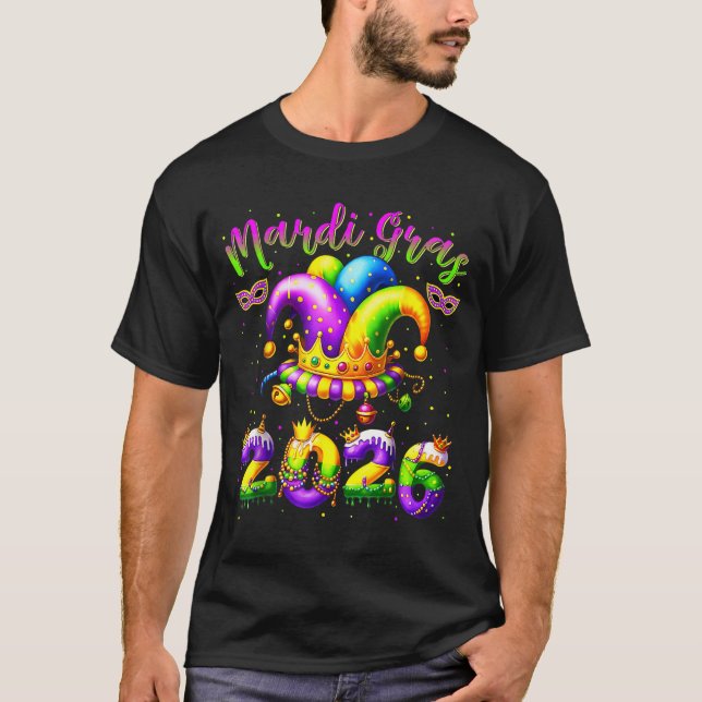 Camiseta Happy Mardi Gras 2026 Jester Hat New Orleans Men W (Anverso)