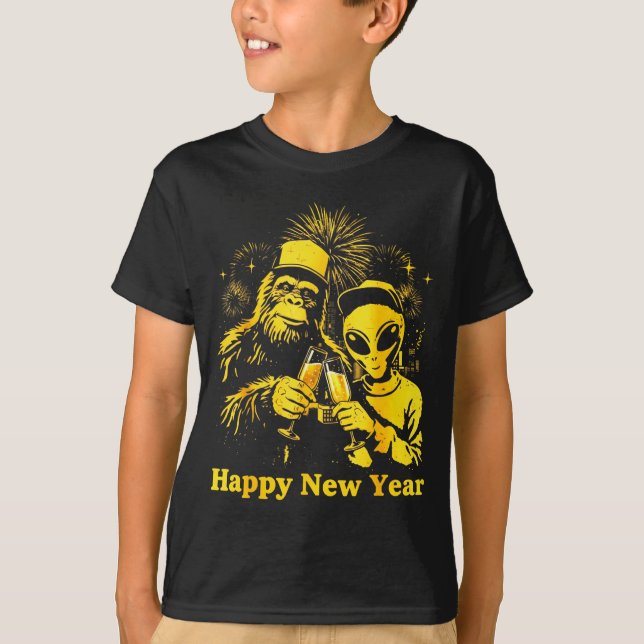 Camiseta Happy New Year 2026 Bigfoot Alien Lovers New Years (Anverso)
