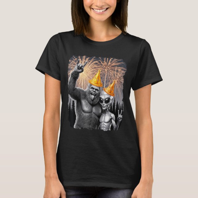 Camiseta Happy New Year 2026 Bigfoot Alien Lovers New Years (Anverso)