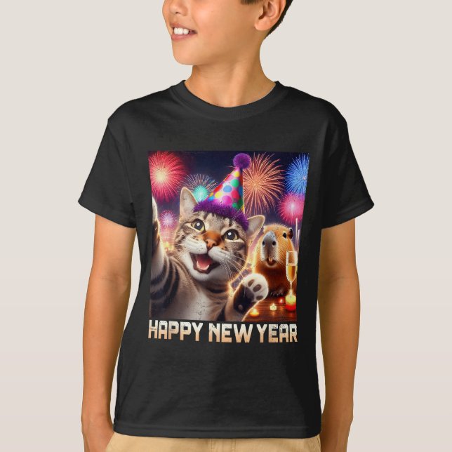 Camiseta Happy New Year 2026 Cute Cat Capybara Party Art  (Anverso)