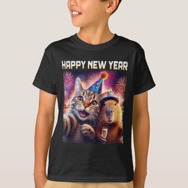 Camiseta Happy New Year 2026 Cute Cat Capybara Party Art  (Anverso)