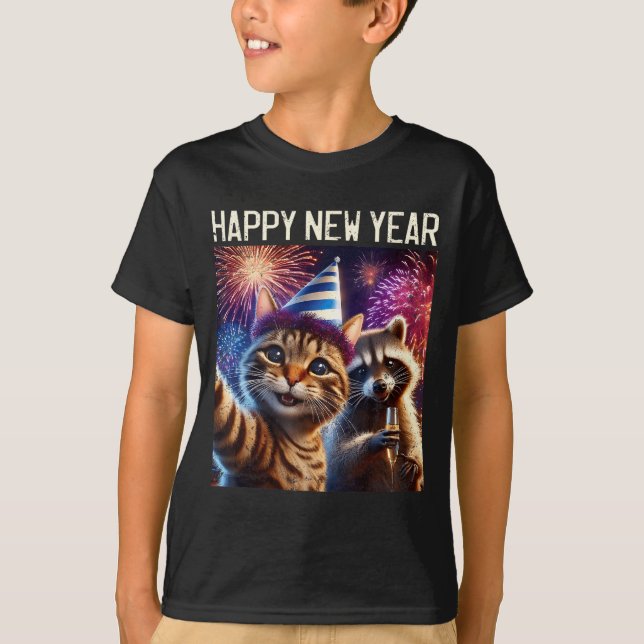 Camiseta Happy New Year 2026 Cute Cat Raccoon Celebration  (Anverso)
