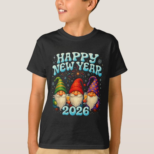 Camiseta Happy New Year 2026 Cute Gnome Party Gift  (Anverso)