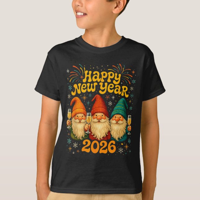 Camiseta Happy New Year 2026 Cute Gnome Party Gift  (Anverso)