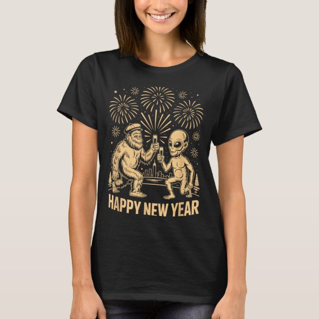 Camiseta Happy New Year 2026 Funny Bigfoot And Alien Lovers (Anverso)